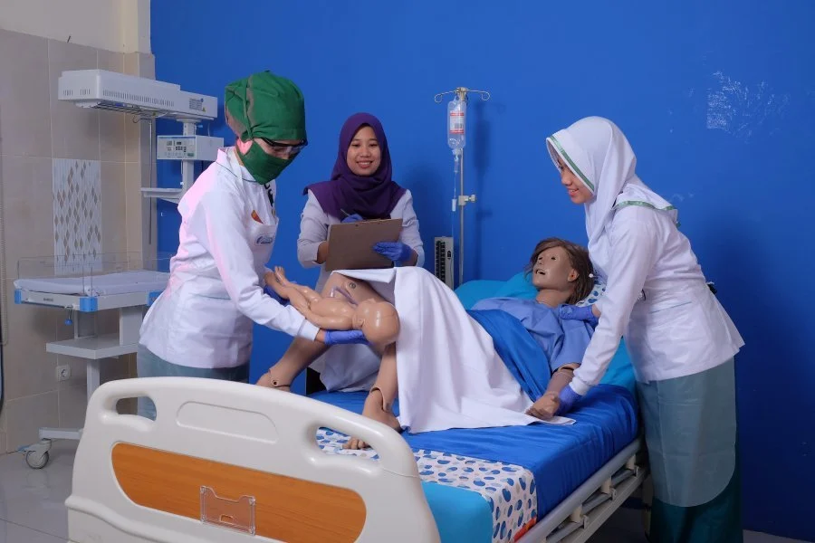 Mahasiswa Prodi D3 Kebidanan Universitas Harapan Bangsa Purwokerto melakukan praktikum di laboratorium kebidanan